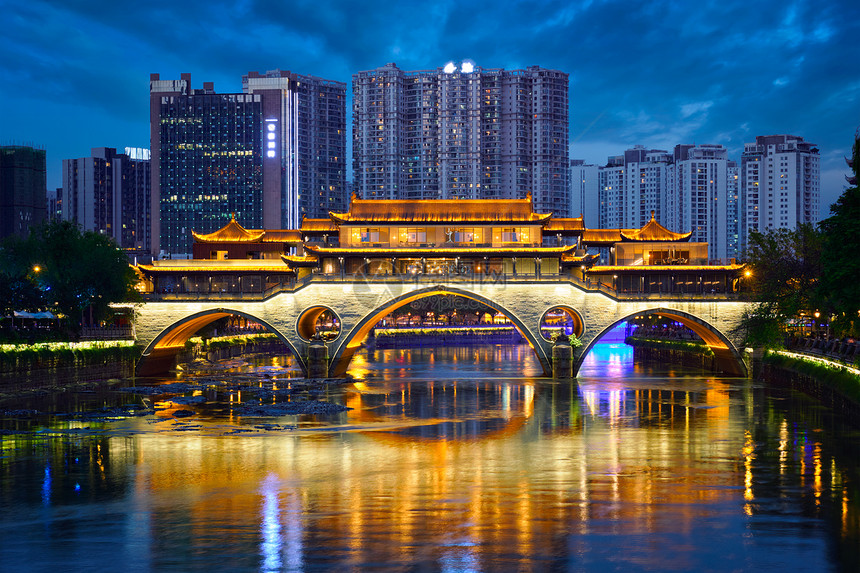 成都著名的地标安顺桥金河上夜间照明,四川成都,中国安顺桥夜间,成都,中国图片