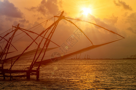 科奇中国渔网日落科钦堡,科奇,喀拉拉,印度日落时的中国渔网科奇,喀拉拉邦,印度图片