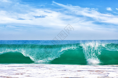 大海中的巨浪蓝天大海里的大浪图片