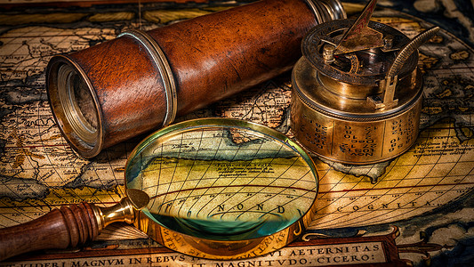 旅行地理导航背景旧复古罗盘的全景与日晷,间谍璃绳子古代世界古上的老式指南针背景图片
