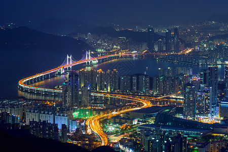 共克时艰釜山的城市景观与摩天大楼光安桥夜间照明釜山韩国釜山城市景观光安桥晚上背景