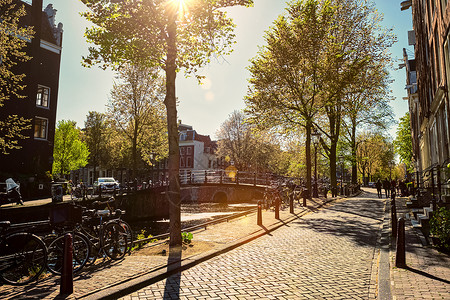 阿姆斯特丹街运河旧房子,日落时自行车安斯特达,荷兰阿姆斯特丹街运河图片