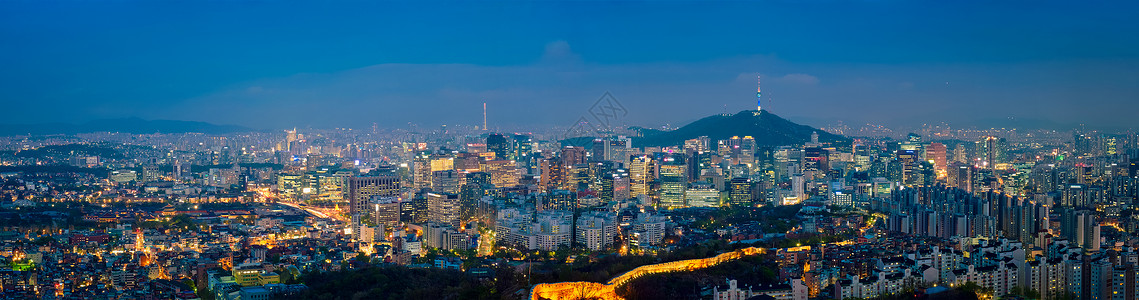 共克时艰首尔市中心城市景观全景照明与灯南山首尔塔傍晚英旺山观看韩国首尔韩国夜首尔天际线背景