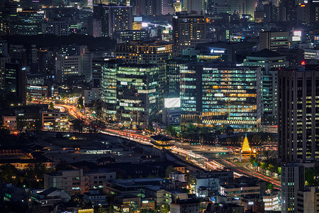 首尔的摩天大楼京博贡宫用英王山的灯光照明韩国首尔首尔摩天大楼夜间,韩国图片