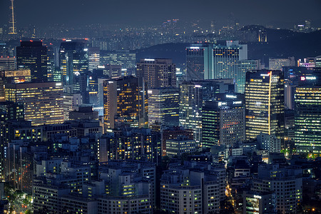 厉害了我的国首尔的摩天大楼英旺山上照亮了灯光韩国首尔首尔摩天大楼夜间,韩国背景