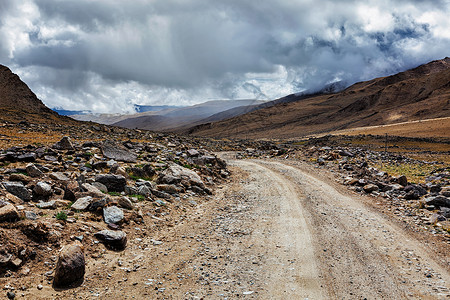 鲁路修拉达克喜马拉雅山的土路喜马拉雅山的土路背景