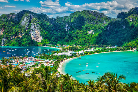 旅游度假背景热带岛屿与度假村菲菲岛,克拉比省,泰国绿色热带岛屿图片
