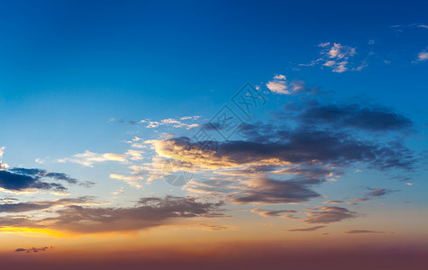 傍日落天空戏剧的云黄昏的日落天空云图片