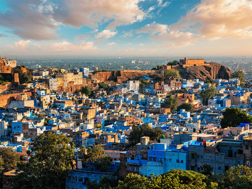 鸟瞰乔德普尔,也被称为蓝色城市,因为生动的蓝色油漆婆罗门房屋周围的梅尔兰加尔堡乔杜尔,拉贾斯坦邦,印度印度约德普尔蓝色城图片