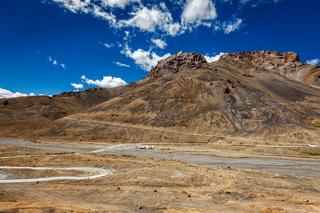马纳利莱赫穿过喜马拉雅公路喜马拉雅山的拉达克拉达克,喜马拉雅山脉的马纳利莱赫路背景图片