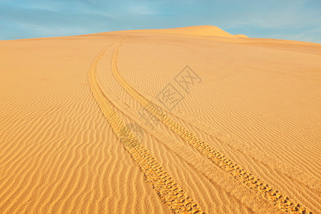 勃隆克沙漠全地形车辆ATV轨道白色沙丘日出,梅恩,越南宝堂周围的沙丘潘提埃附近的白色湖泊梅内的个主要旅游景点全地形车背景