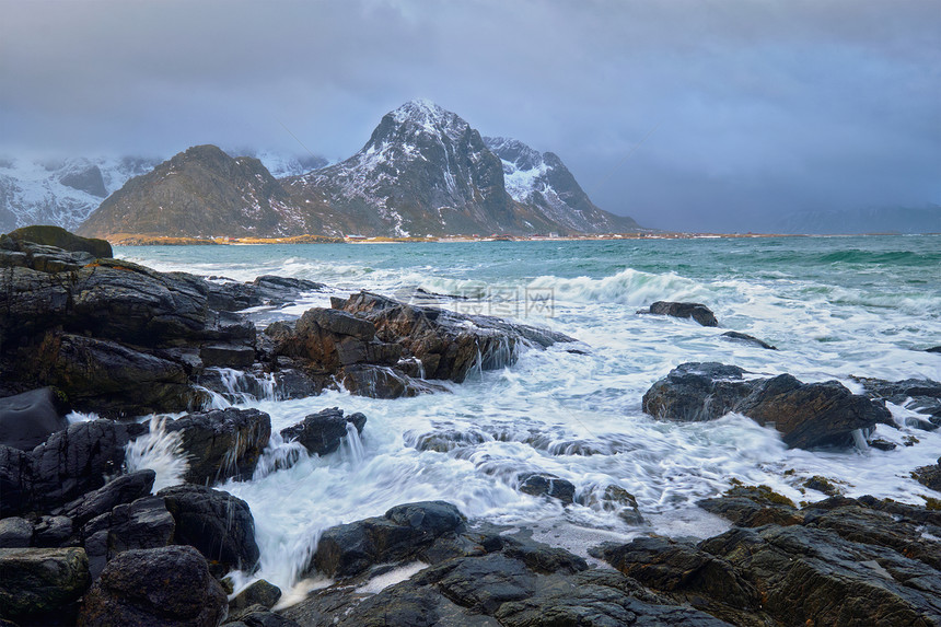 冬天,海浪挪威海峡湾的岩石海岸上破碎挪威洛福腾群岛挪威峡湾的岩石海岸图片
