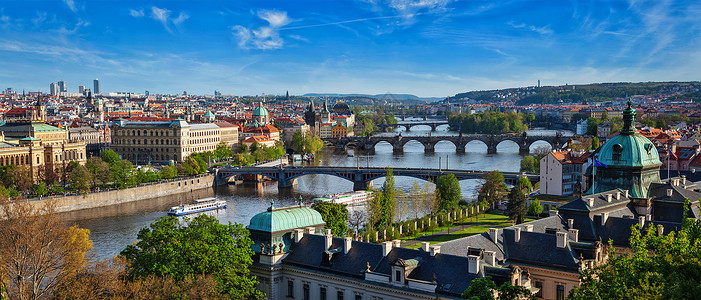 捷克斯洛伐克莱特尼公园vlta河上桥梁的全景布拉格,捷克共国拼接全景莱特尼p瓦尔塔瓦河上的布拉格桥的全景背景