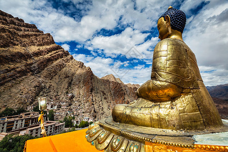 佛陀释迦牟尼雕像俯瞰半山寺佛教寺院贡帕的德鲁克帕血统,位于拉达克的半山佛像赫米斯修道院拉达克背景图片