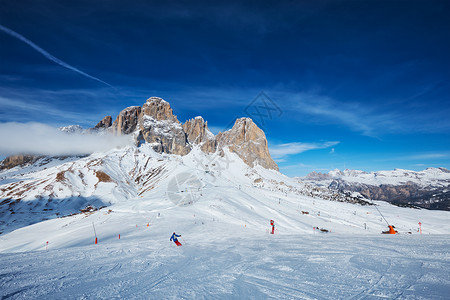 意大利白云石滑雪胜地与人们滑雪的风景意大利白云石滑雪胜地图片