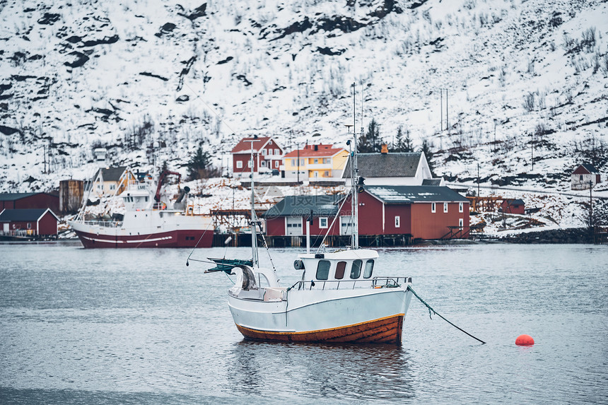 船渔船哈莫伊渔村的洛福滕岛,挪威与红色罗布房屋下雪了挪威洛福滕岛汉诺伊渔村的船图片