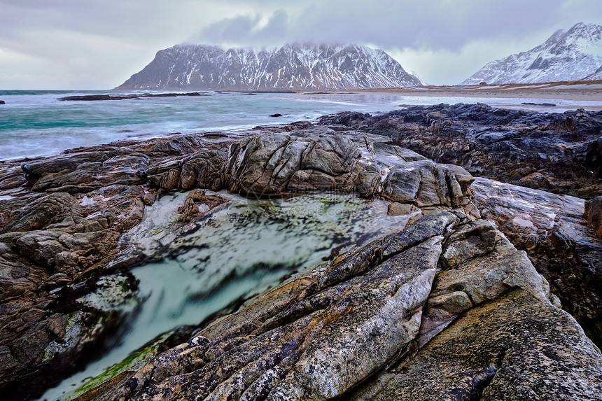 冬季挪威海峡湾的岩石海岸挪威洛福腾群岛挪威峡湾的岩石海岸图片