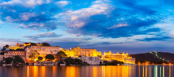 乌代普尔著名的浪漫豪华拉贾斯坦邦旅游地标全景乌迪普尔城市宫殿傍晚黄昏与戏剧的天空全景乌达普尔背景