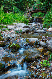 山溪上的小瀑布,小桥吉比,希马查尔邦瀑布吉比,希马查尔邦背景图片