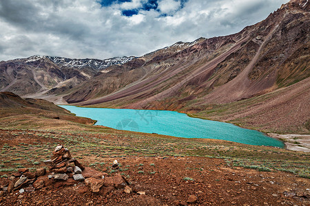 钱德拉塔尔钱德拉塔尔湖印度希马查尔邦的斯皮蒂山谷喜马拉雅山的钱德拉塔尔湖喜马拉雅山脉高清图片素材