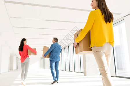 商业人士的后视镜,纸板箱搬新的办公室图片