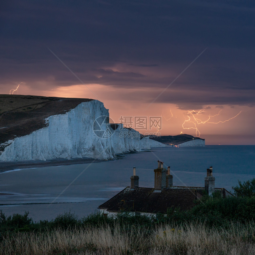 惊人的戏剧闪电风暴白色悬崖景观,英国南部海岸图片