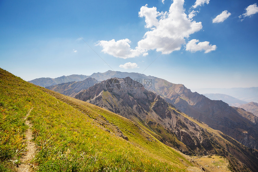 乌兹别克斯坦塔希恩特市附近的钦根山图片