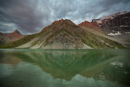 塔吉克斯坦范恩山帕米尔支美丽宁静的湖泊高清图片