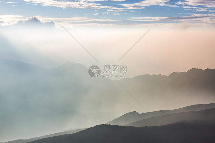 夏威夷毛伊岛黑拉卡拉火山美丽的日出场景图片