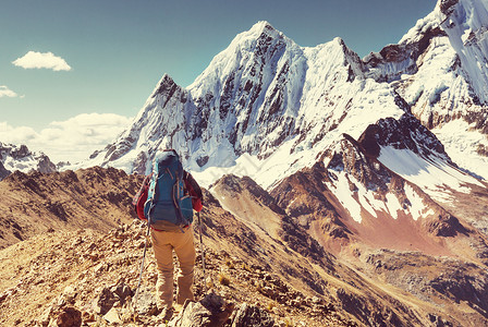 秘鲁科迪勒拉山的徒步旅行场景高清图片