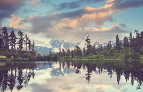 风景图片湖与山树山倒影华盛顿,美国图片