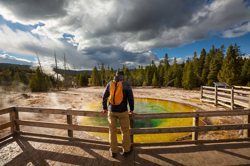 五颜六色的牵牛花池著名的温泉黄石公园,怀俄明州,美国图片