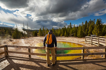 水育早教五颜六色的牵牛花池著名的温泉黄石公园,怀俄明州,美国背景