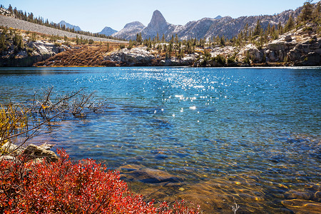 秋天山丽的自然景象内华达山脉湖泊倒影高清图片