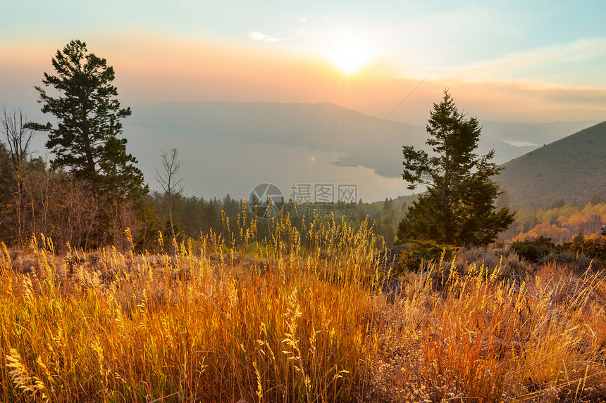日落时的山湖图片