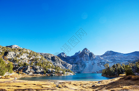 秋天山丽的自然景象内华达山脉湖泊倒影背景图片