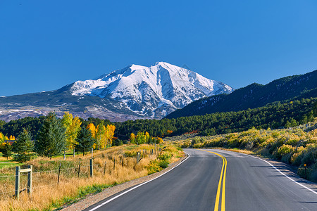 科罗拉多州的公路秋天,美国索普里斯山风景背景图片