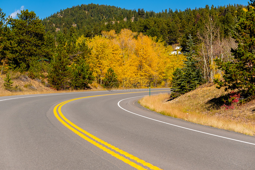 美国科罗拉多州秋季晴天的公路图片