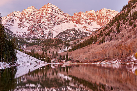 时钟声素材栗色的钟声栗色的湖,日出时,雪中反射岩石山脉,科罗拉多州的岩石山,美国的秋天背景