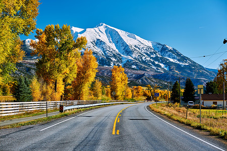 狮子座洛基科罗拉多州洛基山脉的公路秋天,美国索普里斯山风景背景