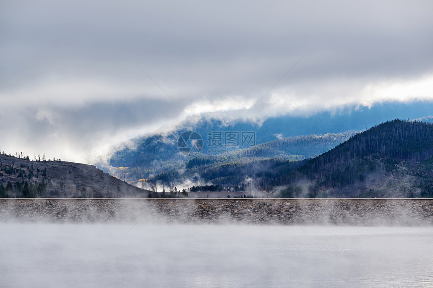 早晨雾蒙蒙的风景影子山湖洛基山,科罗拉多州,美国图片