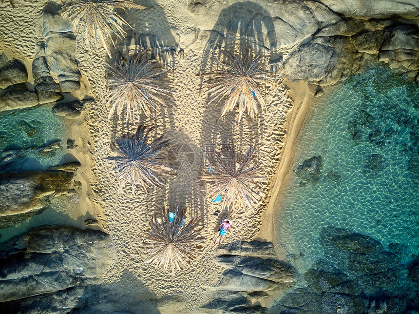 男子休息室个美丽的海滩鸟瞰无人机,西索尼亚,希腊图片