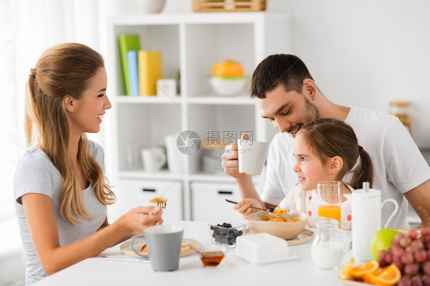 家庭,饮食人的快乐的母亲,父亲女儿家里吃早餐幸福的家庭家里吃早餐图片