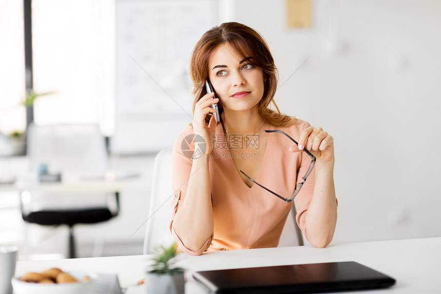 商业,技术,通信人的女商人办公室打电话给智能手机办公室打电话给智能手机的女商人图片