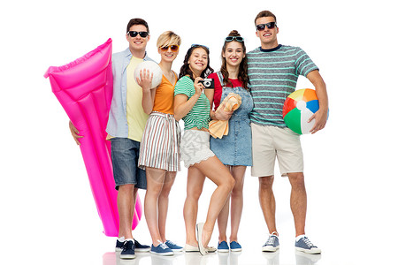 暑假人们的群快乐的微笑朋友戴着太阳镜,带着沙滩球排球毛巾照相机白色背景的气垫快乐的朋友与海滩夏季配件背景图片