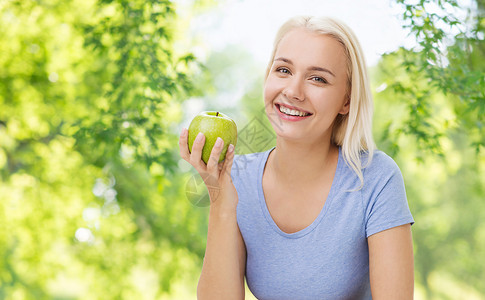 健康的饮食,食物饮食快乐的女人与绿色苹果的自然背景带着绿苹果的快乐微笑的女人背景图片