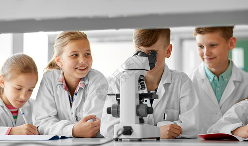 教育科学儿童学校实验室学生物显微镜的儿童学生学校显微镜生物学的孩子学生背景图片