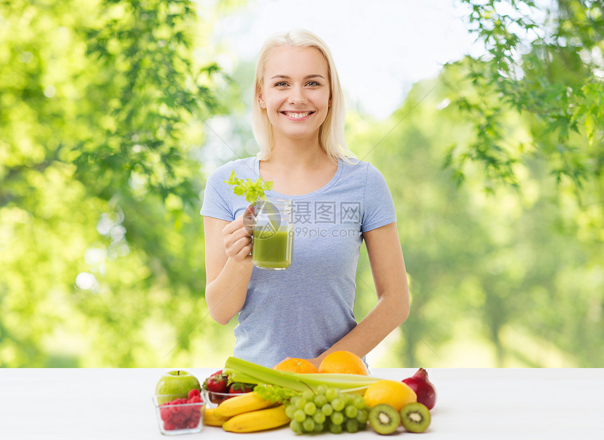 健康的饮食,饮食排微笑的女人喝蔬菜汁新鲜的芹菜璃绿色自然背景喝绿色果汁新鲜芹菜的女人图片