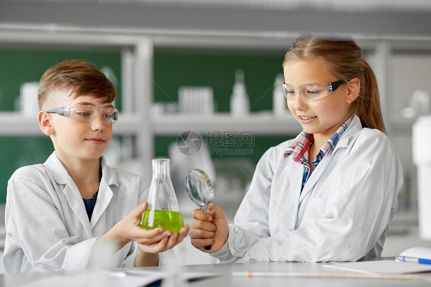 教育,科学儿童孩子学生与试管放大镜学校实验室学化学化学课上烧瓶放大镜的孩子图片