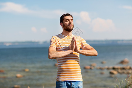 海灵菇冥想,灵正念人海上户外冥想男人户外沉思背景